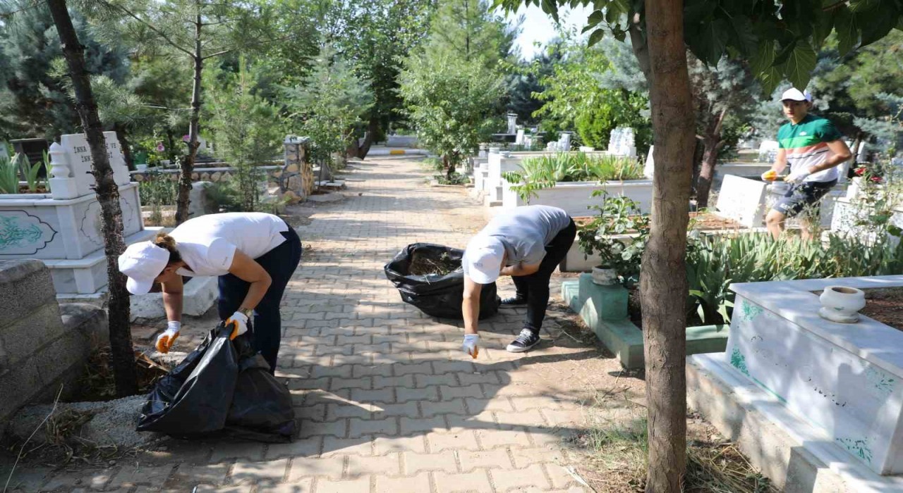 Diyarbakırda mezarlıklarda bayram sonrası temizlik yapıldı