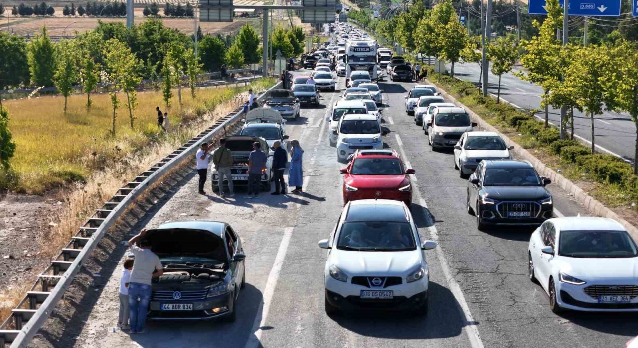 Diyarbakırda onlarca araç hararet yapınca kilometrelerce kuyruk oluştu
