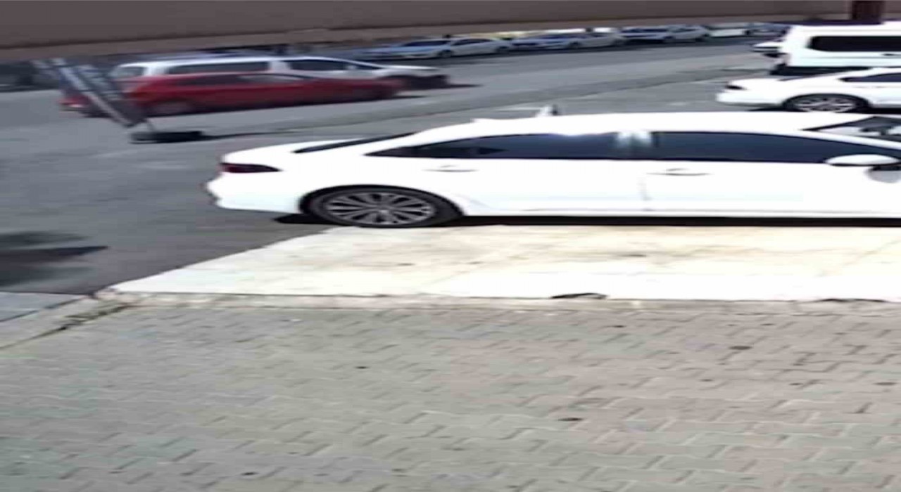 Diyarbakırda trafik kazası güvenlik kamerasına yansıdı