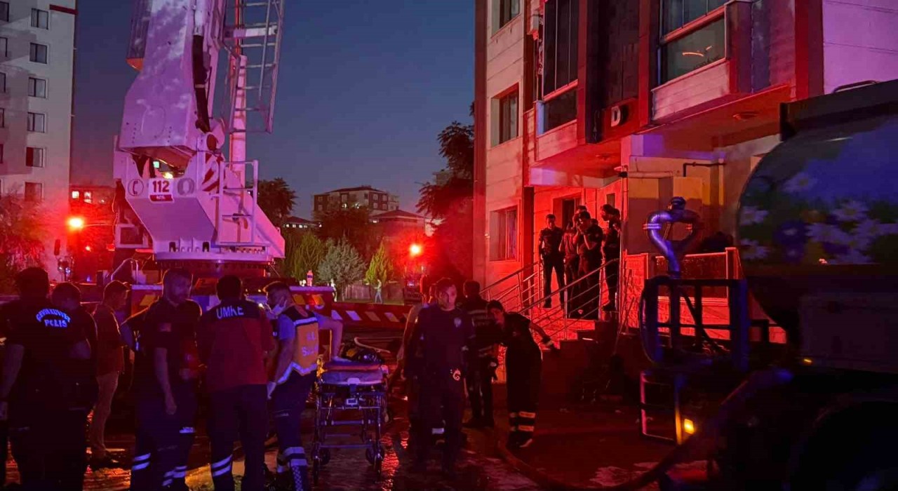 Diyarbakırdaki yangında can pazarı: Mahsur kalan bebek kurtarıldı