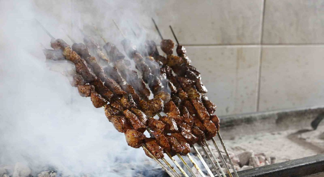 Diyarbakırın tescilli kadayıf ve ciğeri bayramda tercih edilen lezzetler arasında