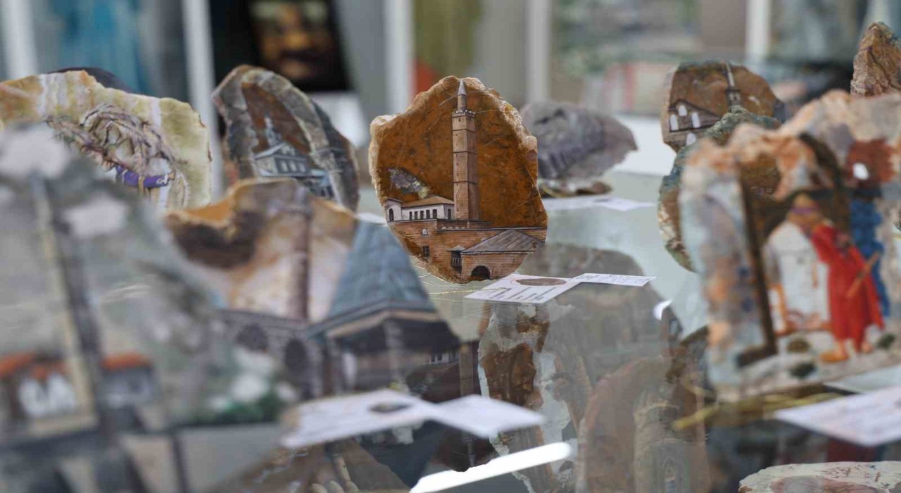 Diyarbakırın yarı değerli taşlarından ortaya çıkartılan takılar, kentte gelen ziyaretçiler tarafından tercih ediliyor