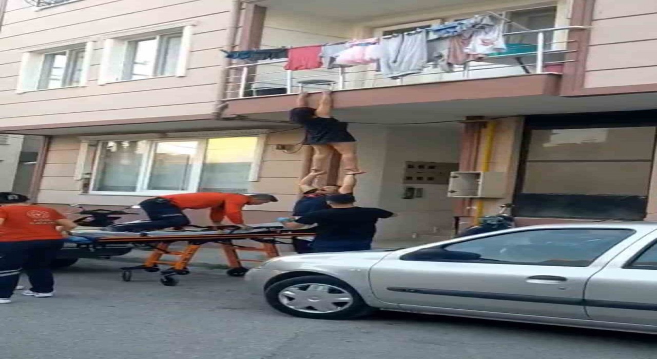 Doğalgazla intihar teşebbüsünü ihbar etti, balkondan atlayıp canına kıymaya kalktı