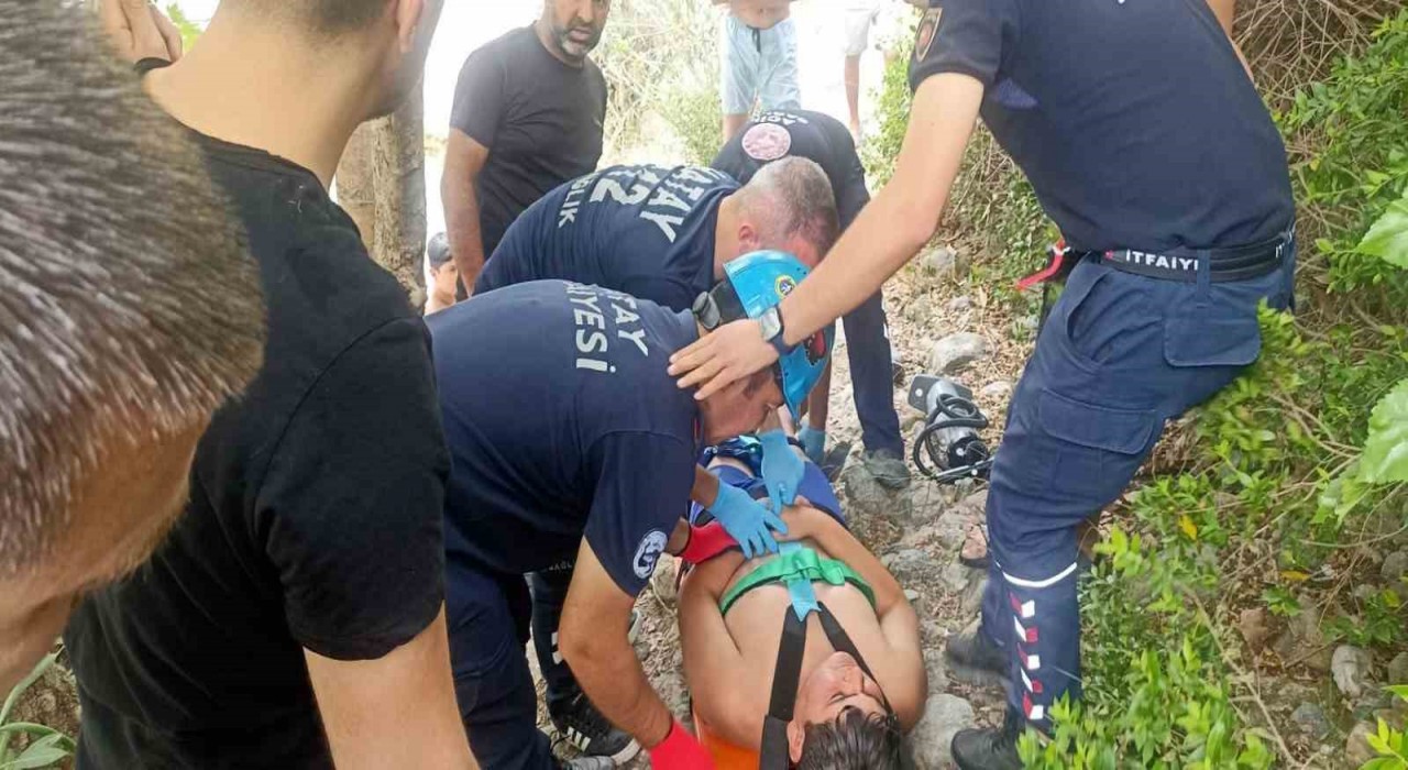 Dörtyolda ayağı kayalıklara sıkışan şahıs yaralandı