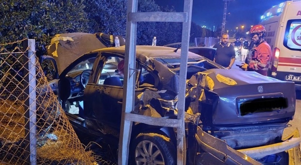 Dörtyolda elektrik direğine çarpan otomobilin sürücüsü yaralandı