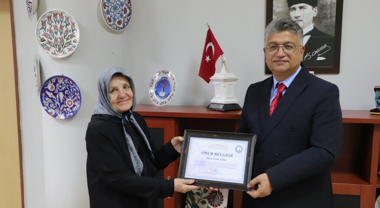 DPÜ Rektörü Kızıltopraktan, 72 yaşındaki MYO Mezunu Selma Şahine onur belgesi