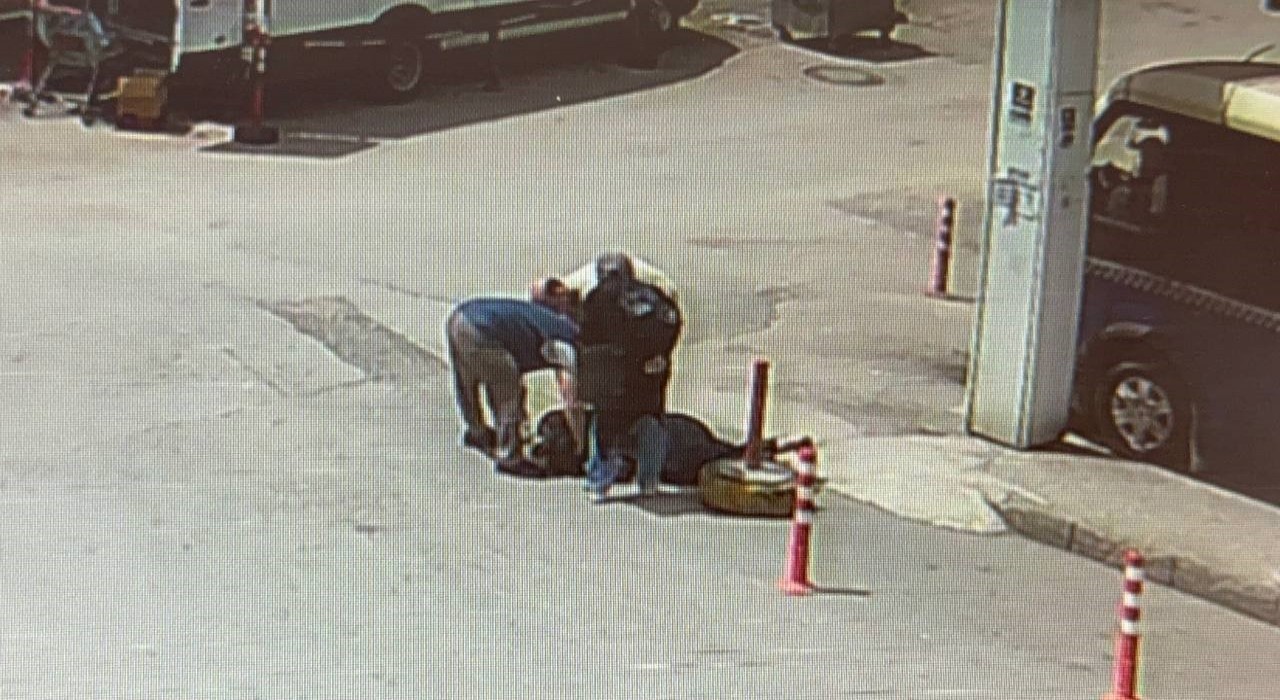 Dubaya takılıp düşerek yaralanan kadın kamerada