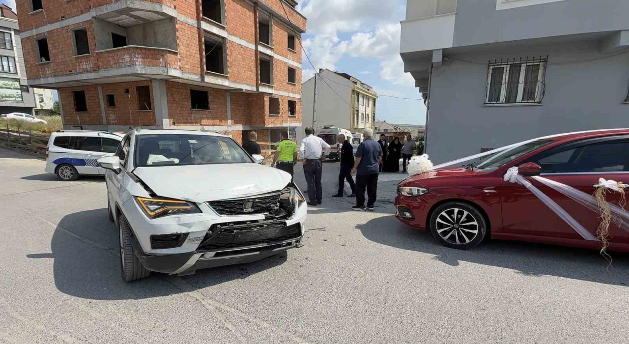 Düğün konvoyu kazaya karıştı, bir otomobil bina boşluğuna düştü