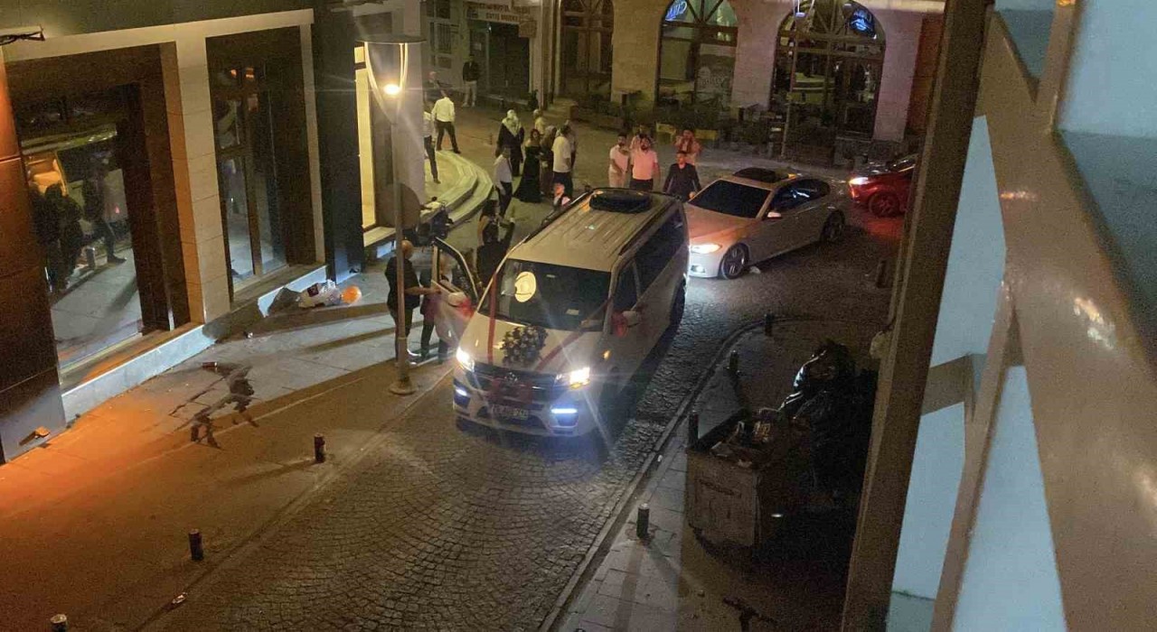 Düğün konvoyundaki kalabalık grup arasında gerginlik yaşandı