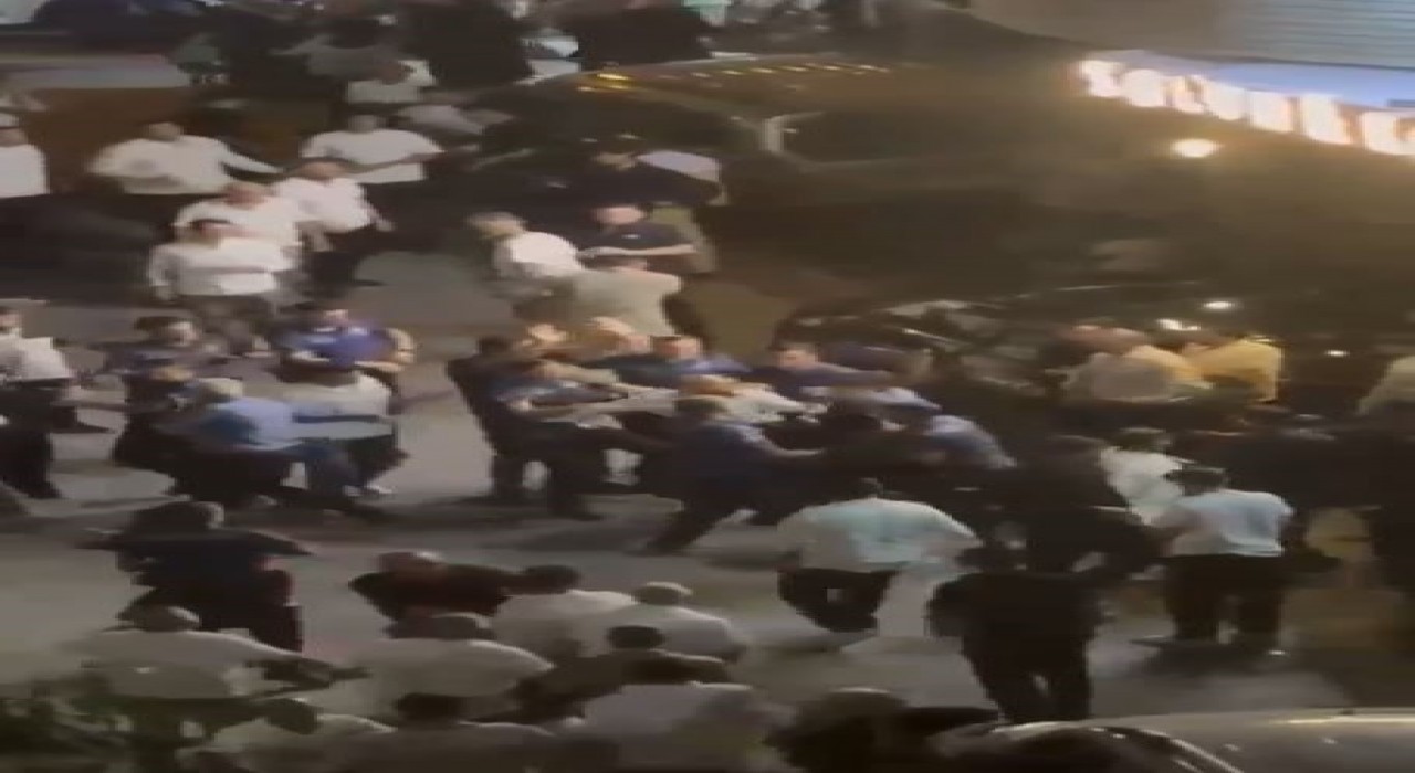 Düğünde havaya atılan parayı çocuklar kaptı, aileler birbirine girdi