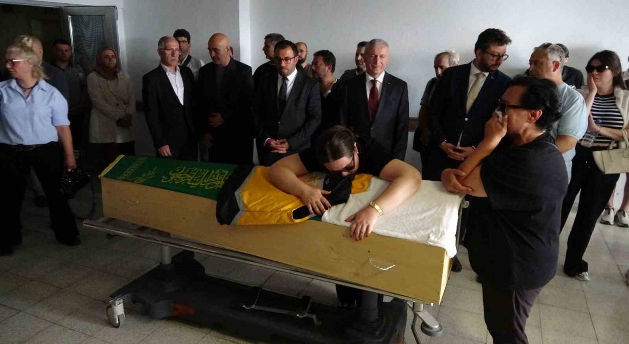 Düğününe 3 ay kalmıştı...Nişanlısı tabutuna sarılarak gözyaşı döktü