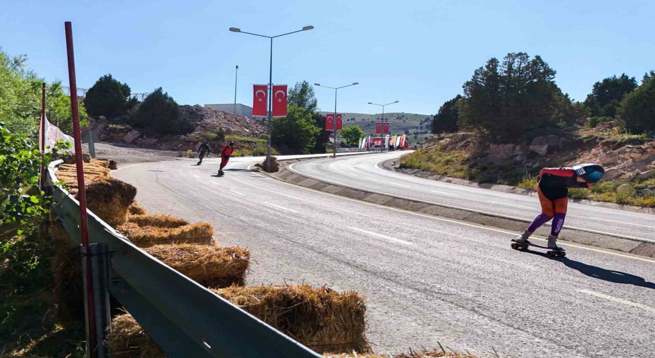 Dünya Kaykay İniş Şampiyonası Erzincanda başladı