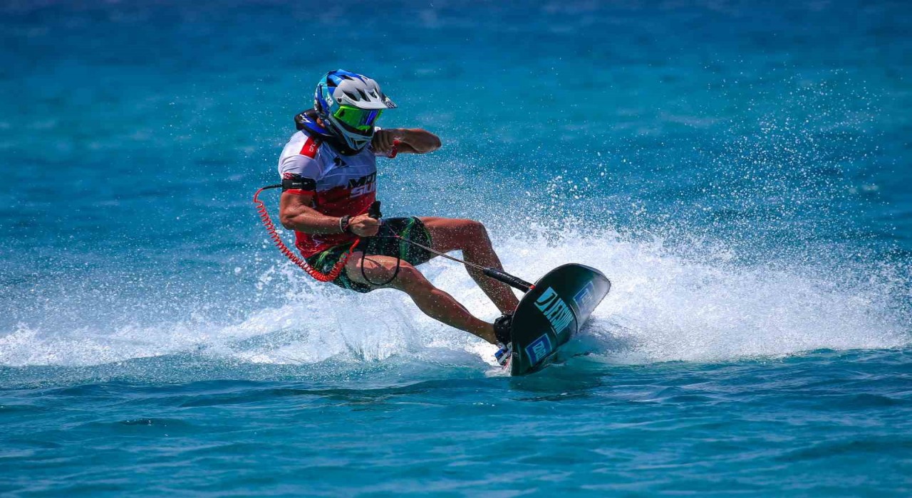 Dünya Motosurf Şampiyonası Çeşmede renkli görüntülerle start aldı