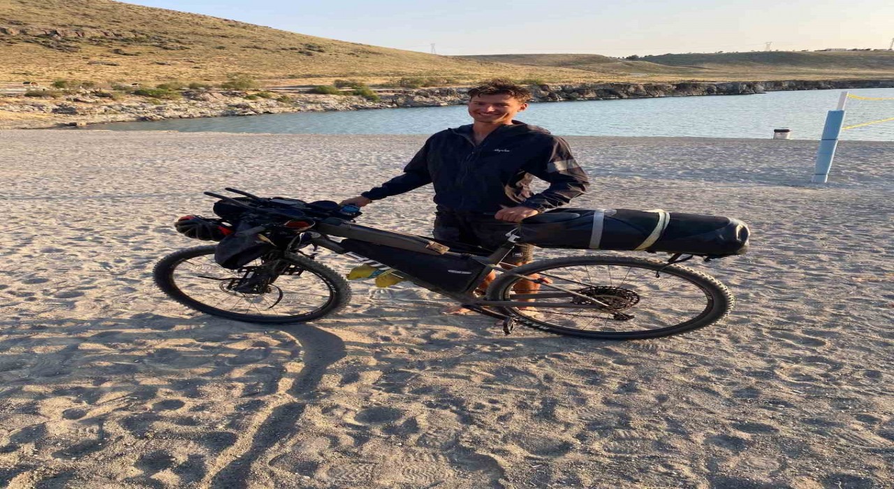 Dünya turundaki Alman bisikletçi Karapınarda mola verdi