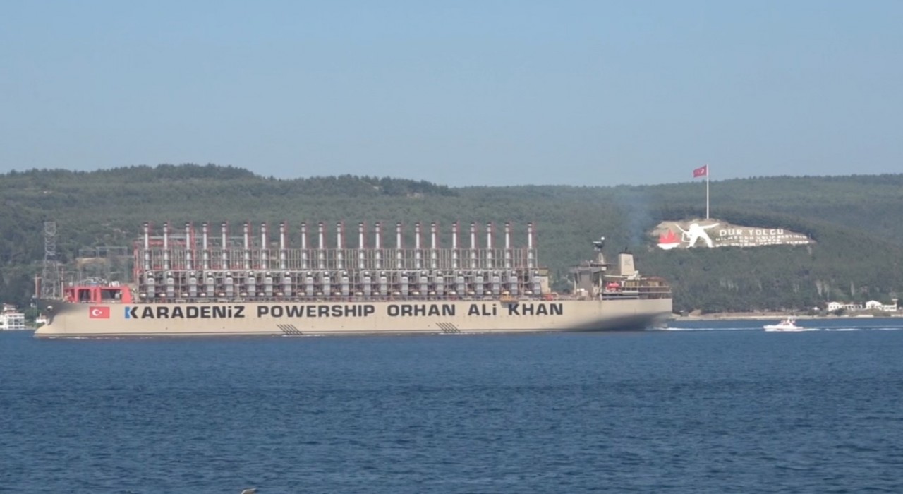 Dünyanın en büyük enerji gemisi Çanakkale Boğazından geçti