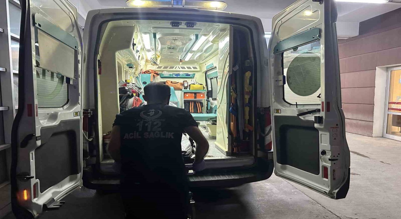 Duran araca çarpan motosiklet sürücüsü yaralandı