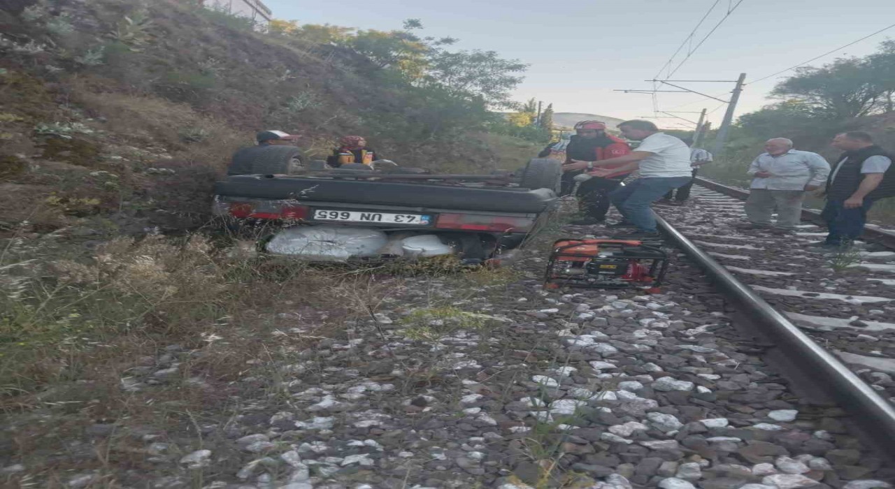 Dursunbeyde otomobil şarampolden tren yoluna uçtu