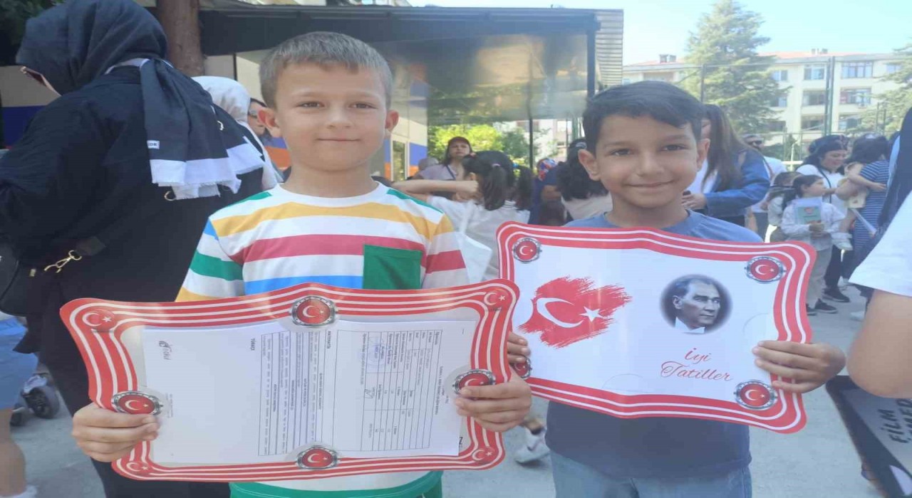 Düzcede 76 bin 838 öğrenci karne sevinci yaşadı