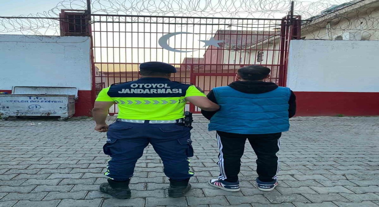 Düzensiz göçmenlerin arasına gizlenen şahıs suç makinesi çıktı