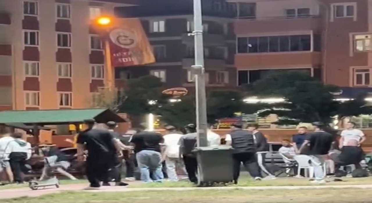 Edirnede gençler arasında parkta yumruklu kavga