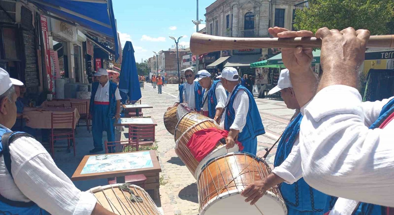 Edirnede halka davul-zurnalı Kırkpınar daveti