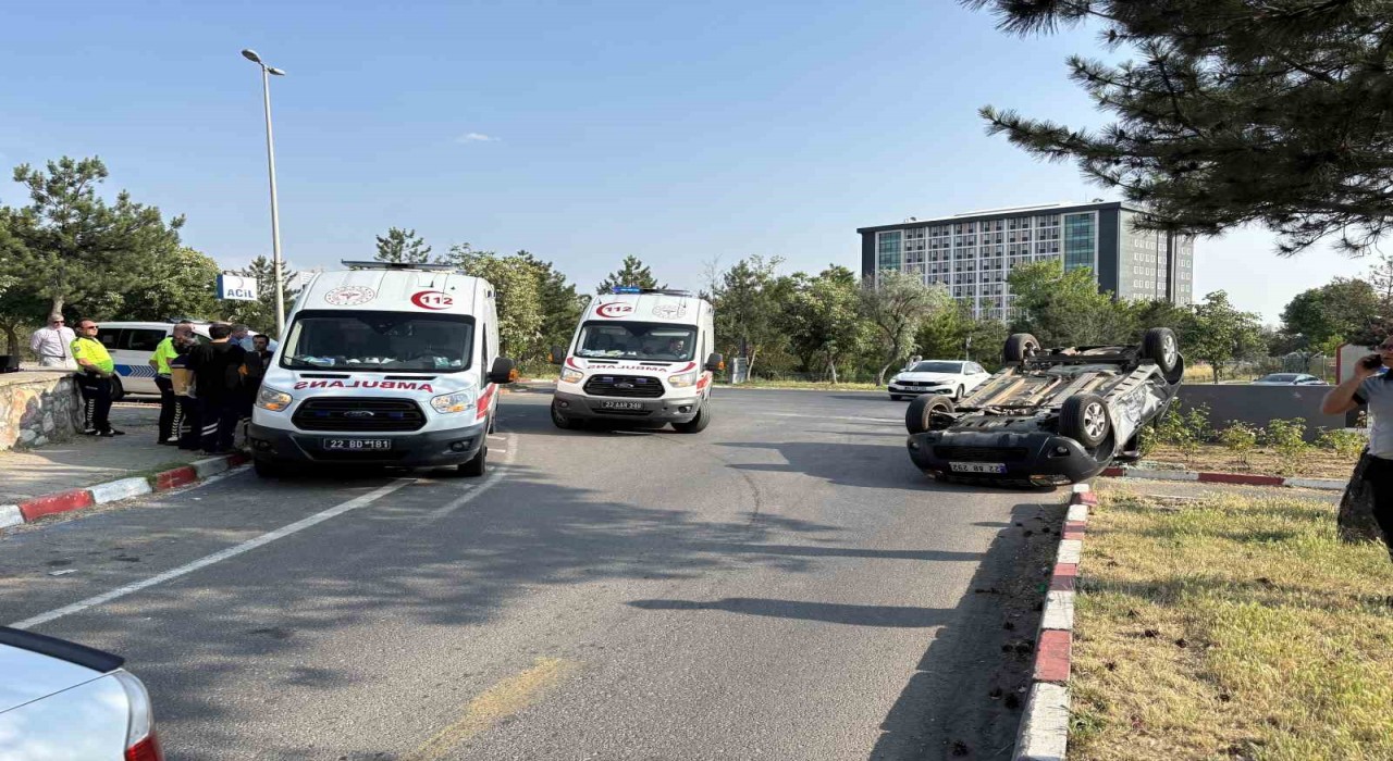 Edirnede iki otomobil çarpıştı, biri takla attı: 2 sürücü yaralandı