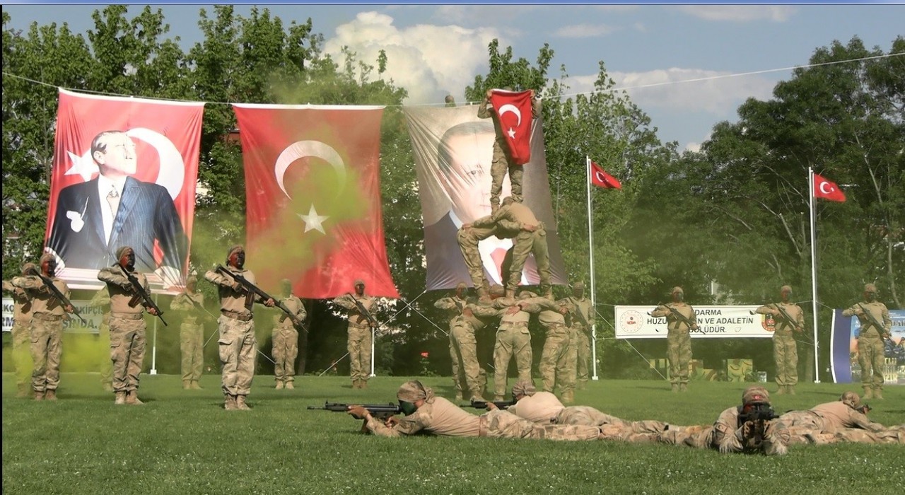 Edirnede jandarma komandolardan nefes kesen gösteri: Güçlüyüz, Cesuruz, Hazırız