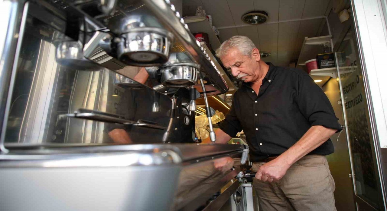 Edirnede kafe işletmecisinin duyarlılığı, yaşlı kadını dolandırılmaktan kurtardı