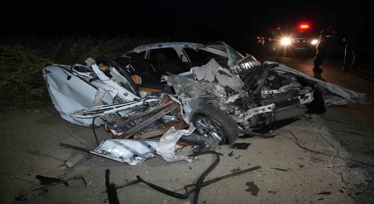 Edirnede kaza: Tıra çarptıktan sonra hurdaya dönen otomobilin sürücüsü ağır yaralandı