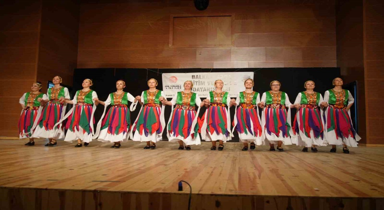 Edirnede komşu ülkelerin katıldığı etkinlikte renkli görüntüler oluştu