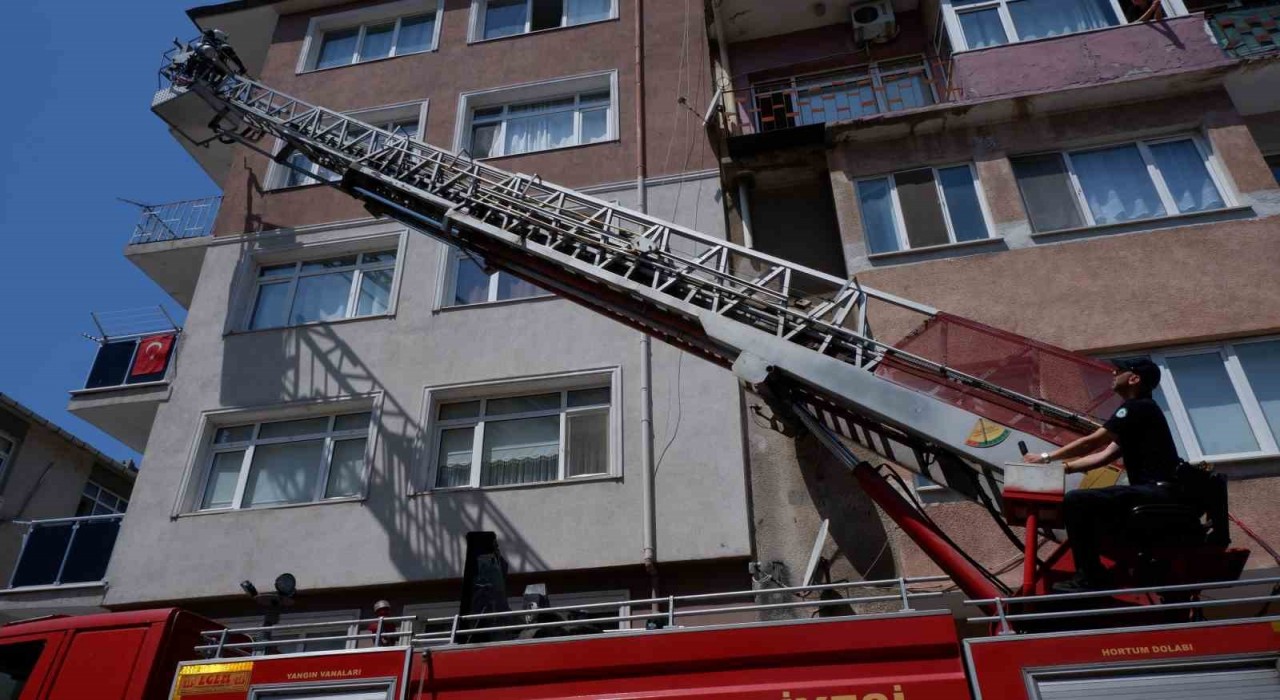 Edirnede yangında evlerinde mahsur kalan 2 kişi ekiplerce kurtarıldı
