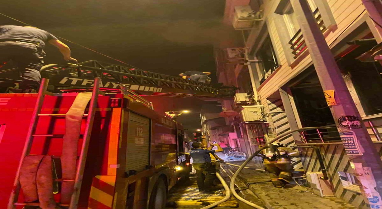 Edremitte 3 katlı binada çıkan yangına itfaiye müdahale etti