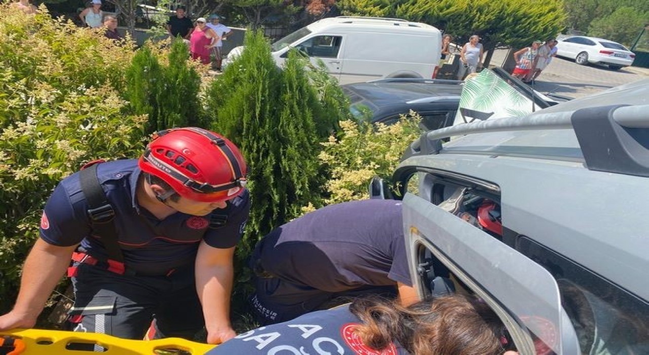 Edremitte park halindeki araca çarptı, çukura düştü: 1 yaralı