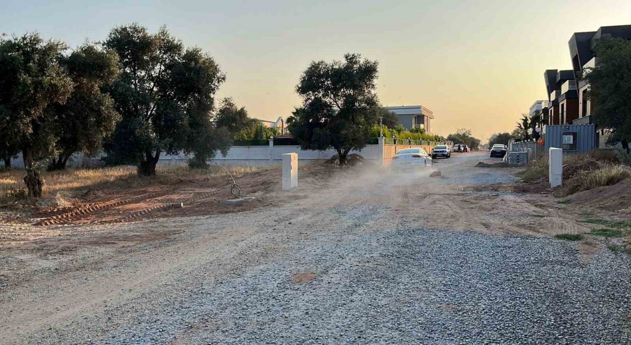 Efelerde vatandaşlar isyan etti, Belediye Başkanı Yetişkine seslenen vatandaşlar yol istedi