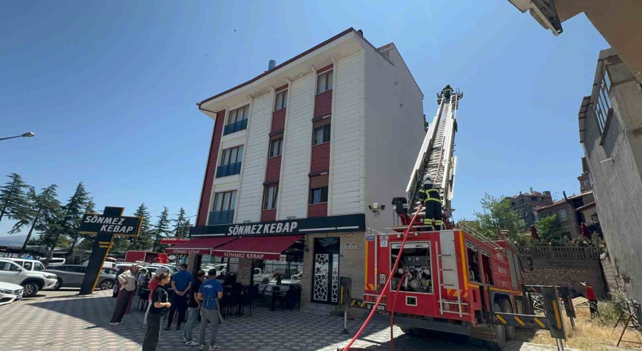 Eğirdirde kebap salonunda çıkan baca yangını büyümeden söndürüldü