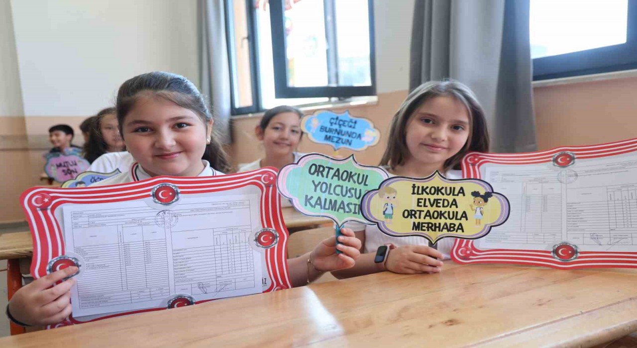 Elazığda 122 bin öğrenci karne heyecanı yaşadı