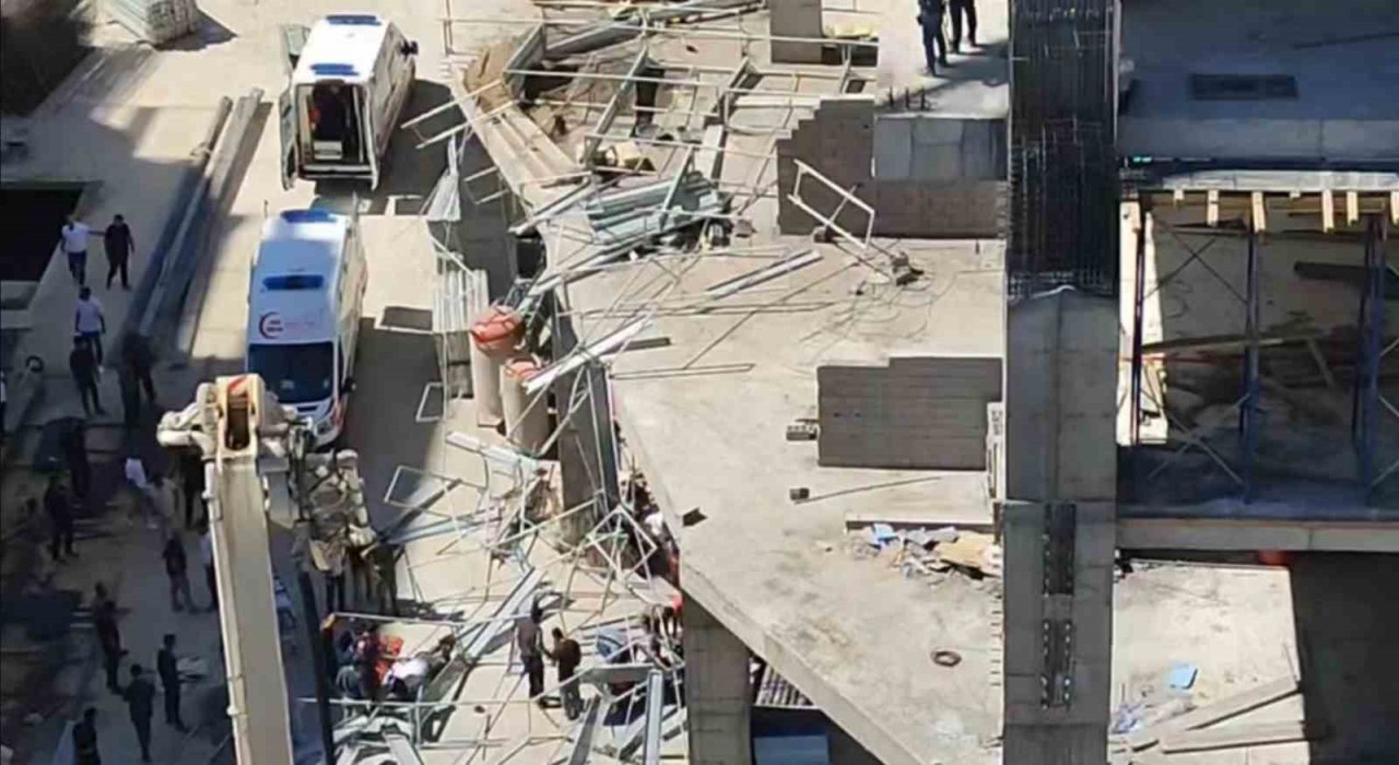 Elazığda inşaatın iskelesi çöktü: 2 işçi yaralandı
