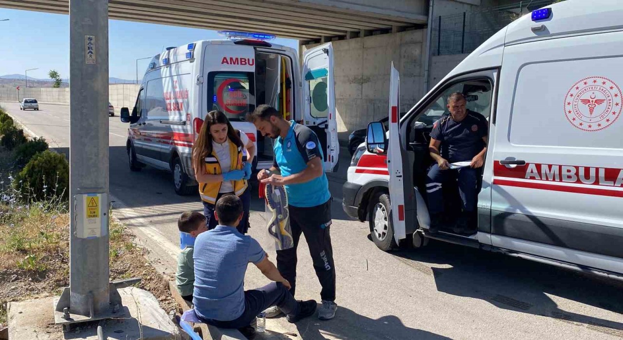 Elazığda karşı şeride geçen otomobil, kazaya neden oldu: 3 yaralı