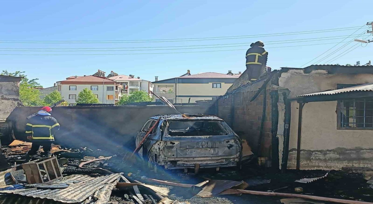 Elazığda korkutan yangın: Araba kullanılamaz hale geldi, odunluk kül oldu
