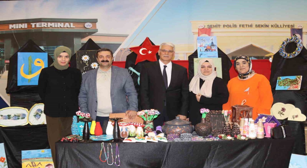 Elazığda kursiyerlerin el emekleri görücüye çıktı