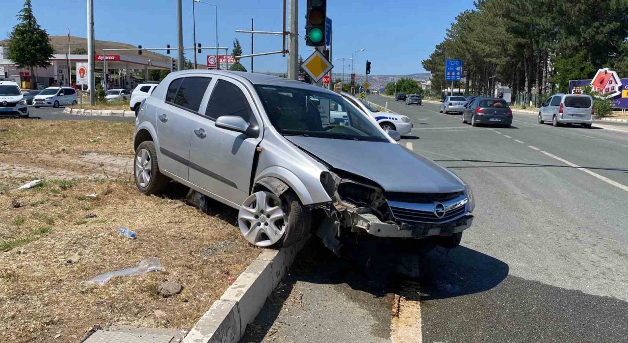 Elazığda otomobil refüje çıktı: 4 yaralı