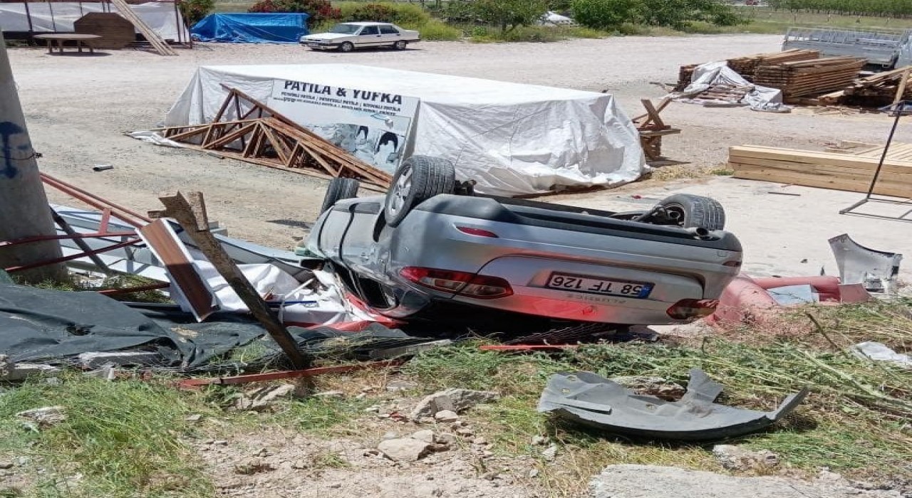 Elazığda otomobil şarampole devrildi: 2 yaralı