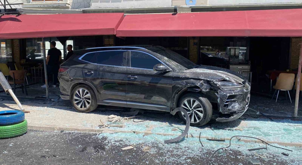 Elazığda otomobiller çarpıştı, faciadan dönüldü