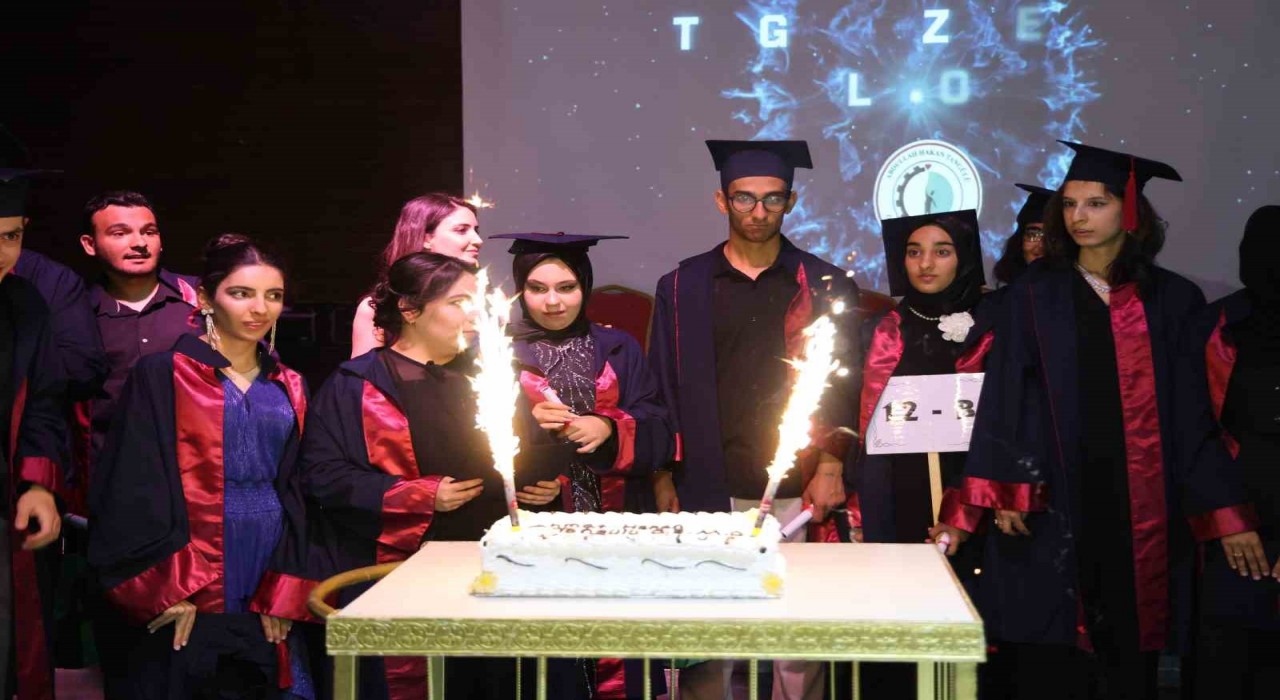 Elazığda özel öğrencilerin mezuniyeti renkli görüntüler oluşturdu