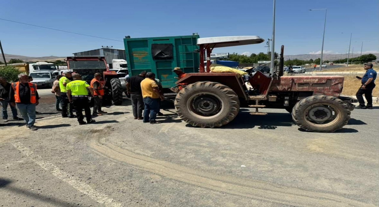Elazığda traktör ile otomobil çarpıştı: 3 yaralı