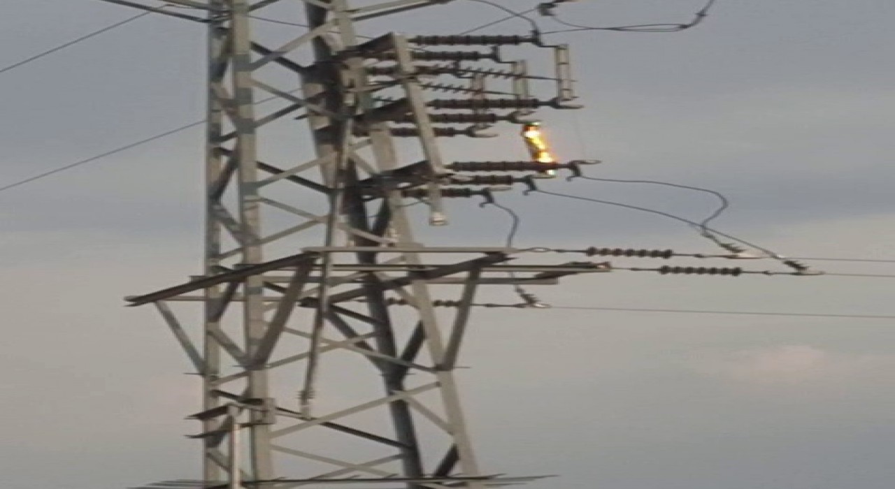 Elektrik hattında çıkan yangın korkuttu