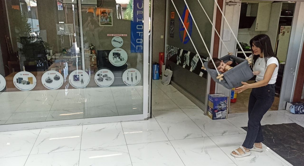Elektrikçi dükkanına kadın eli değdi: Hem araba tamir ediyor hem de bebek büyütüyor