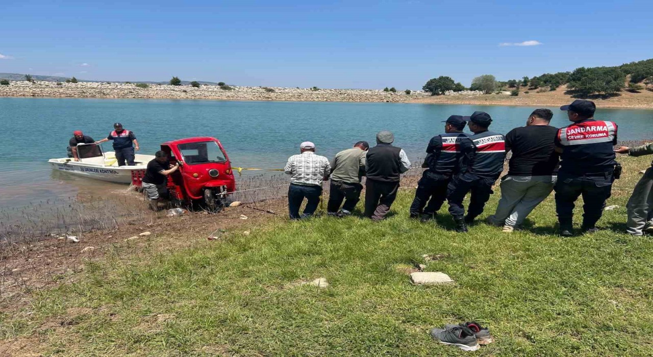 Elektrikli bisikleti baraja düşen vatandaşa Jandarma yardımcı oldu