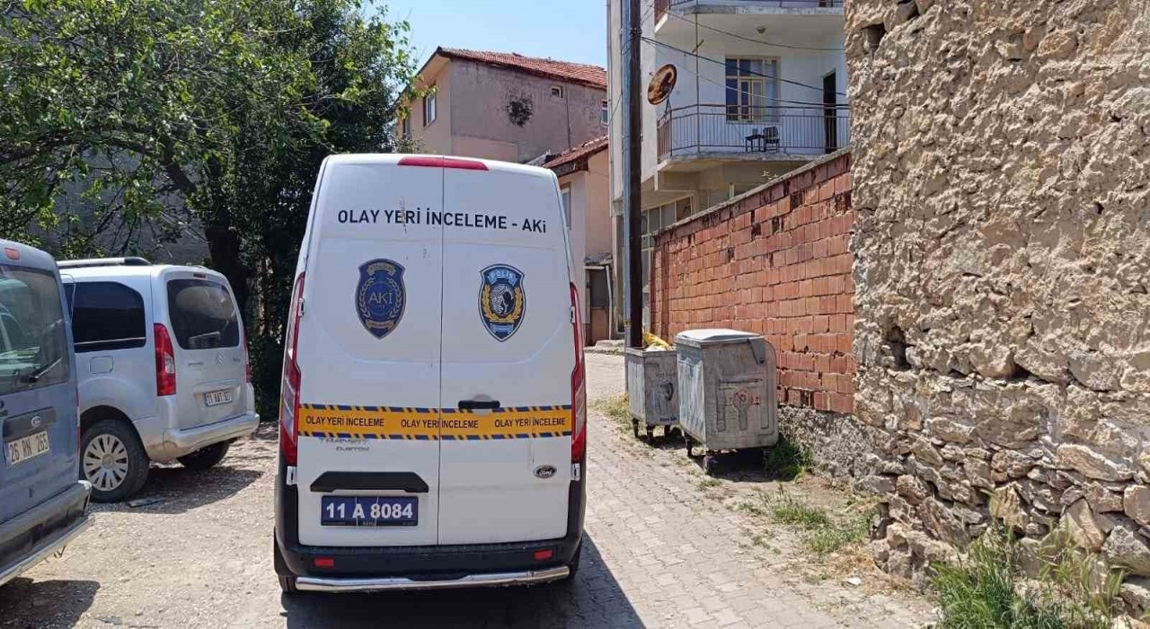Emekli öğretmen balkondan düşerek ağır yaralandı