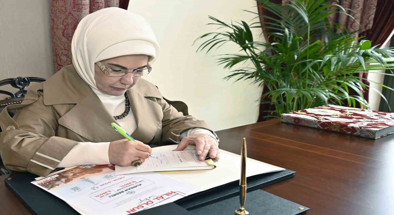 Emine Erdoğan, Türk Kızılaya kurban bağışında bulundu